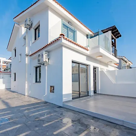 Modern 2br Coastal Escape 100m From Sea By Cyprus Horizons *