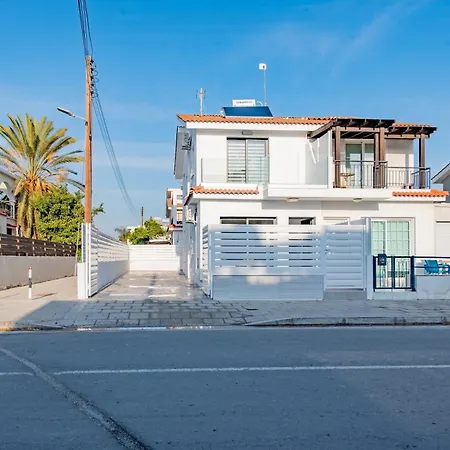 Modern 2br Coastal Escape 100m From Sea By Cyprus Horizons Feriehus *